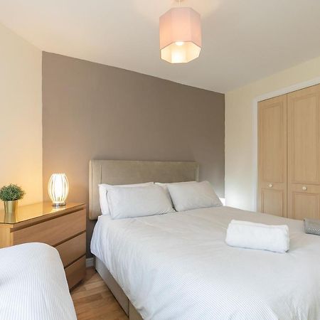 Dicksonfield Quiet Central Family Apartment With Parking 에든버러 외부 사진
