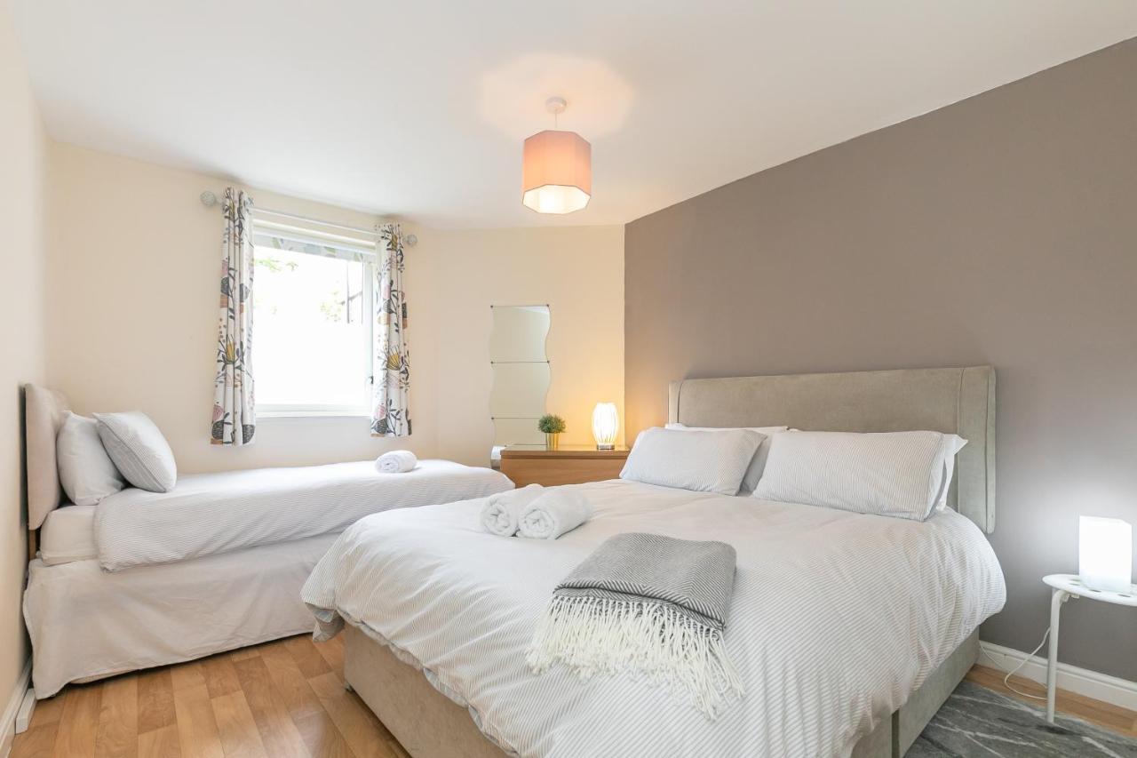Dicksonfield Quiet Central Family Apartment With Parking 에든버러 외부 사진