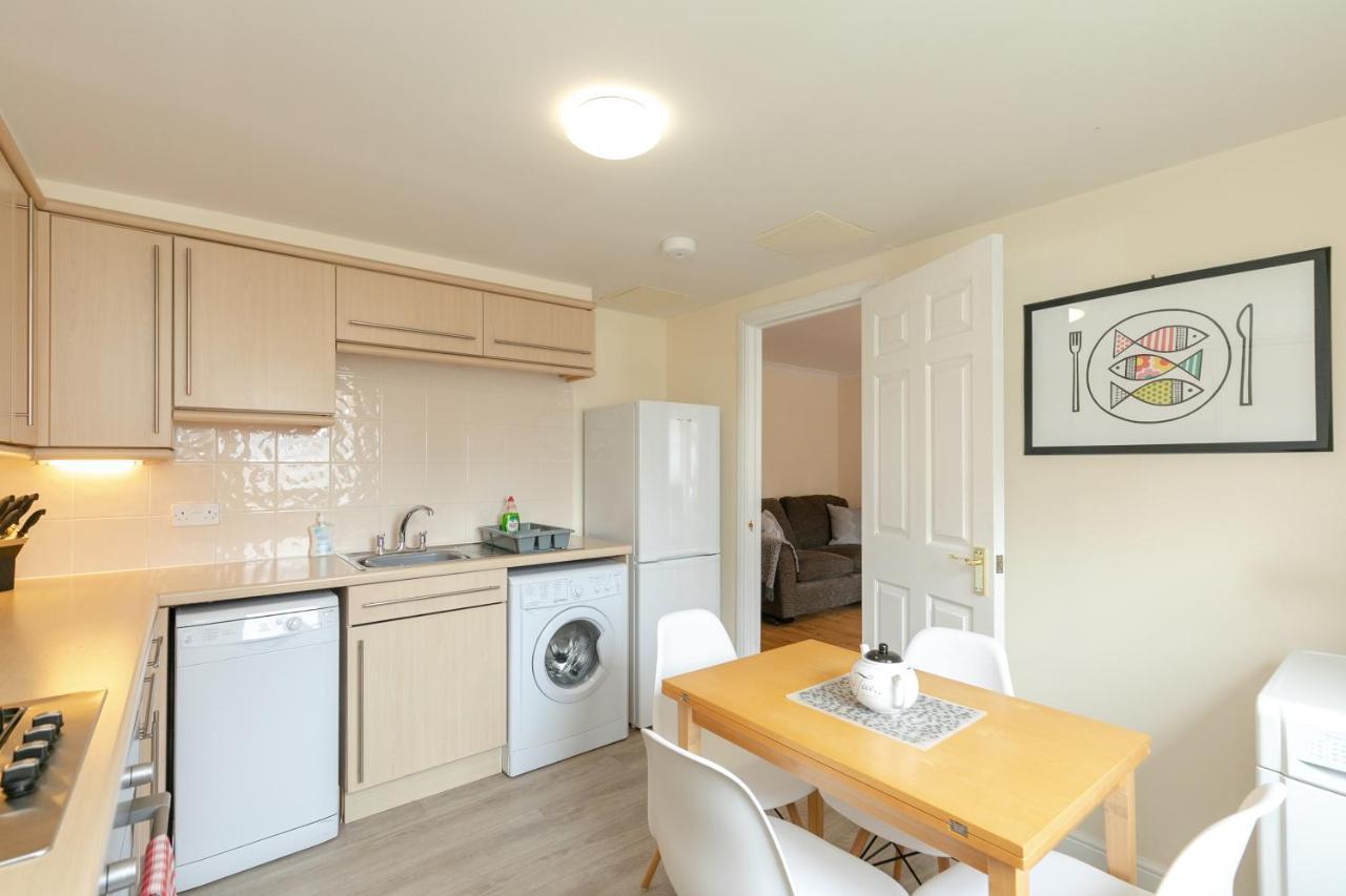 Dicksonfield Quiet Central Family Apartment With Parking 에든버러 외부 사진