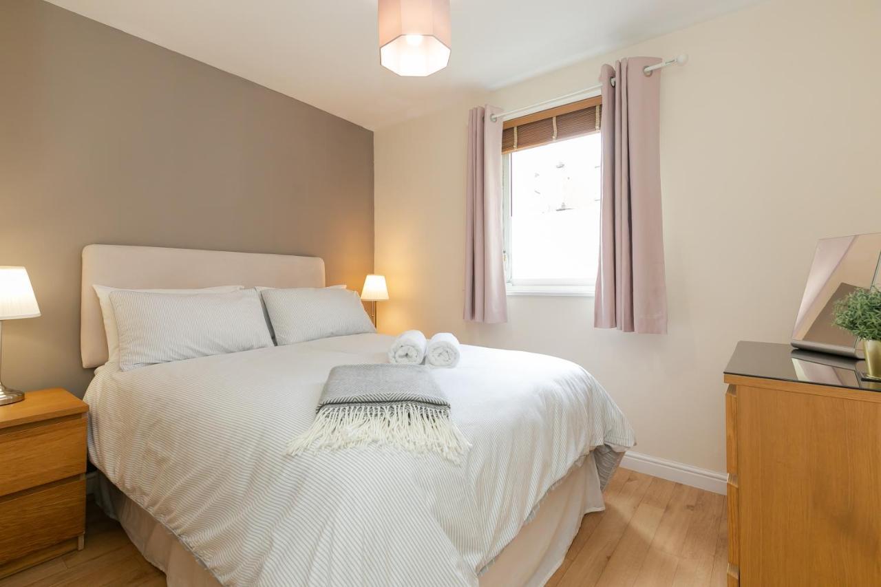 Dicksonfield Quiet Central Family Apartment With Parking 에든버러 외부 사진