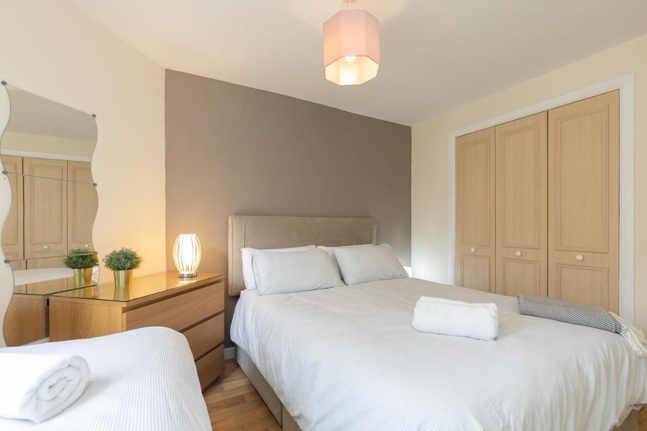 Dicksonfield Quiet Central Family Apartment With Parking 에든버러 외부 사진